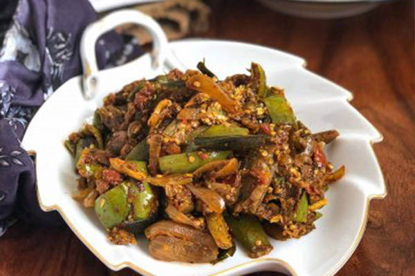 Kathirikai_Poondu_Pirattal_Recipe_Bengaluru_Kathrikai_Poriyal-3_400